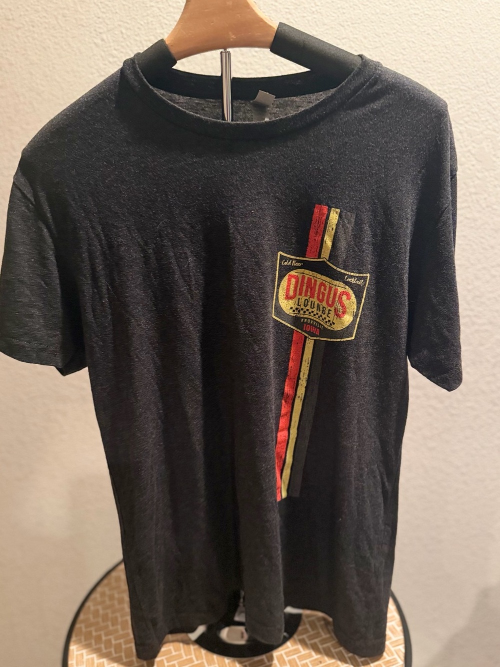 Vintage-Vibe Dingus Lounge Knoxville Iowa Graphic Tee / Charcoal Grey / Size M - Picture 2 of 6